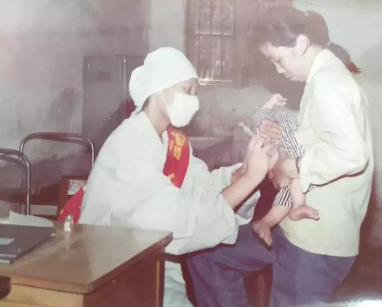 母亲把儿子关在小屋里23个月,母亲将儿子关笼子15年