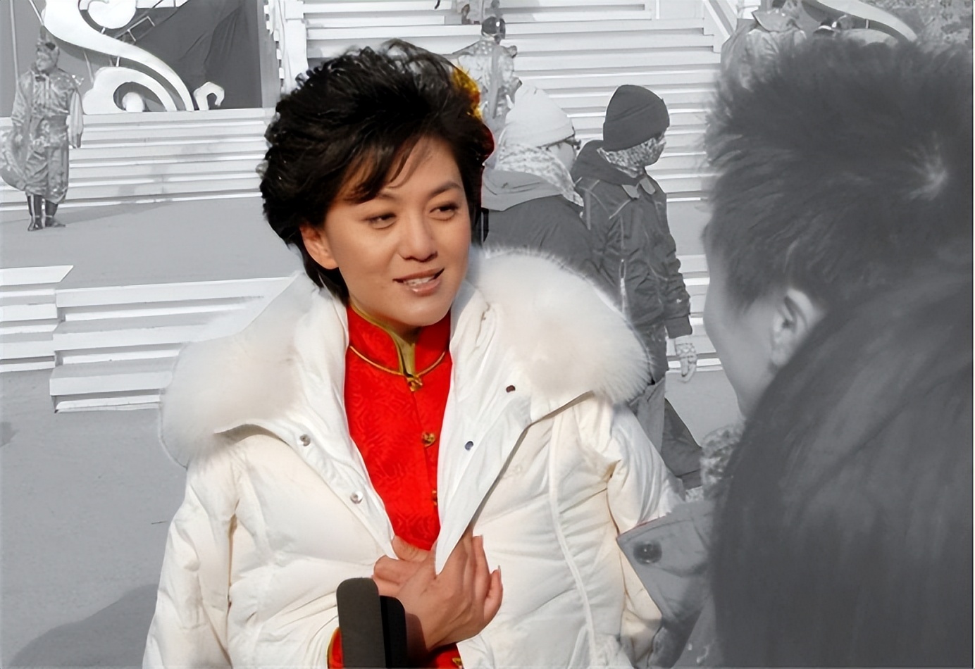 央视主持人海霞经历及婚姻家庭,海霞嫁清华教授恩爱23年视频播放