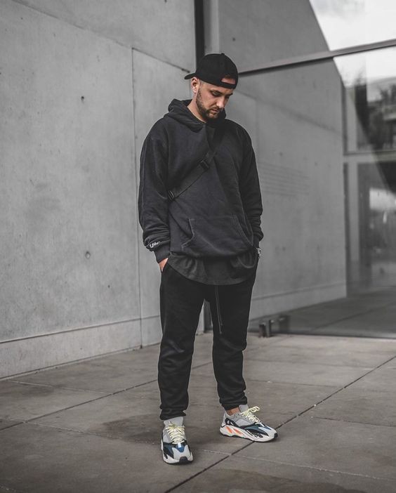 “卫衣+运动裤”很适合春天，这样搭潮流简便，不会穿也能驾驭