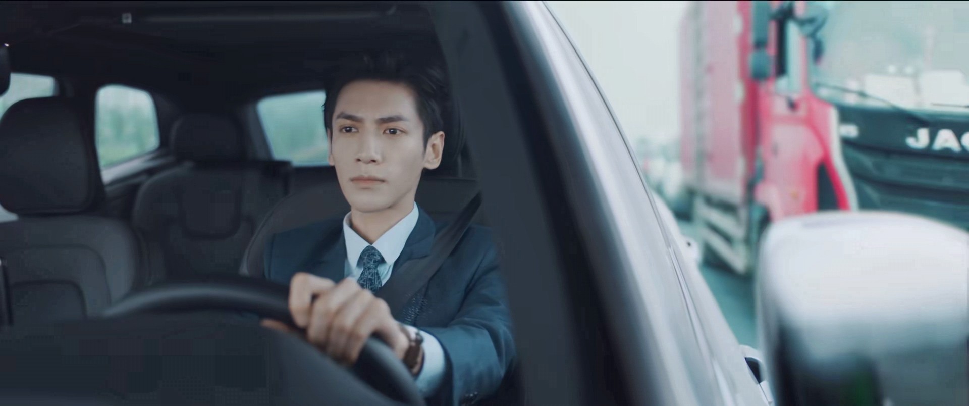 才播出三集就好评不断,追光者豆瓣