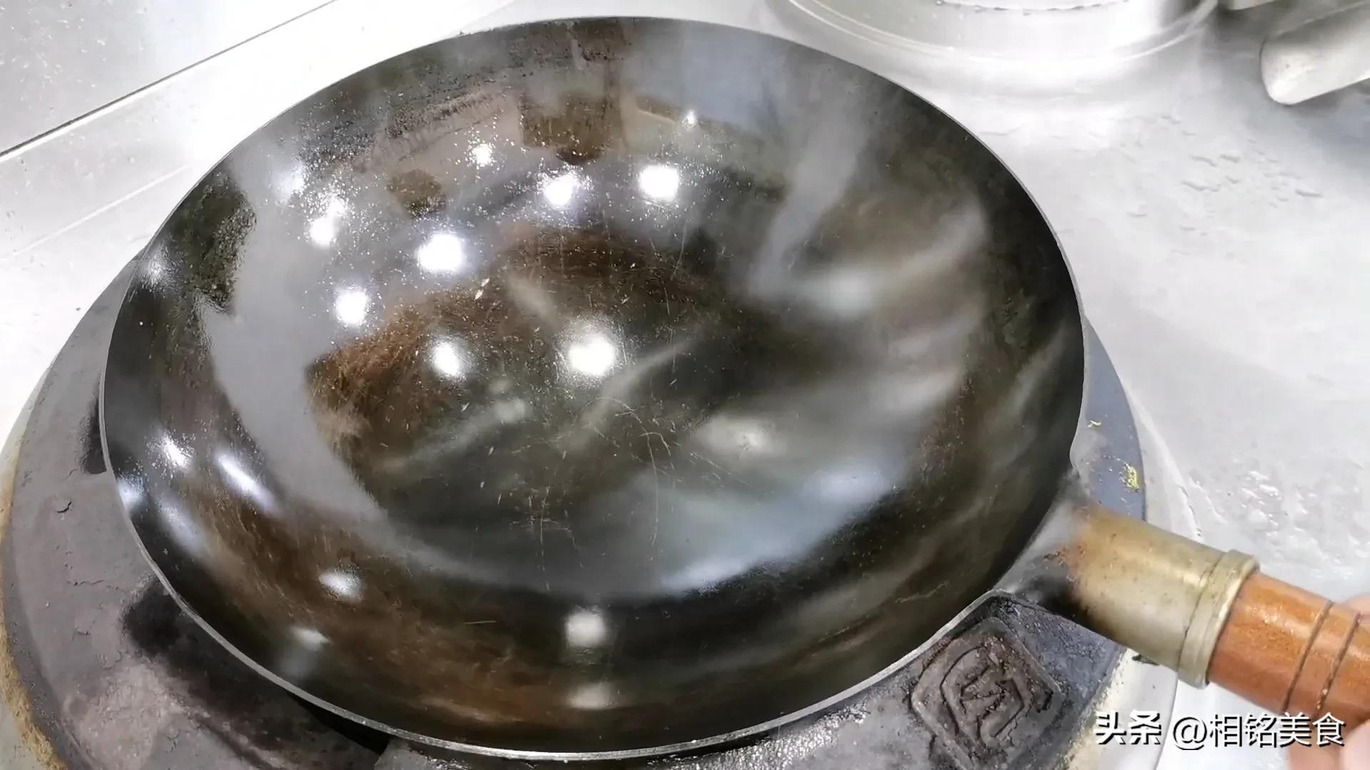 新铁锅怎样开锅小妙招视频,不粘锅的铁锅最佳开锅方法