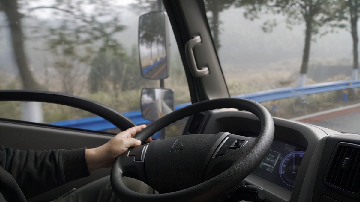 495动力充沛爬坡有力山路试驾江铃凯运宽体厢式轻卡｜卡车之友网