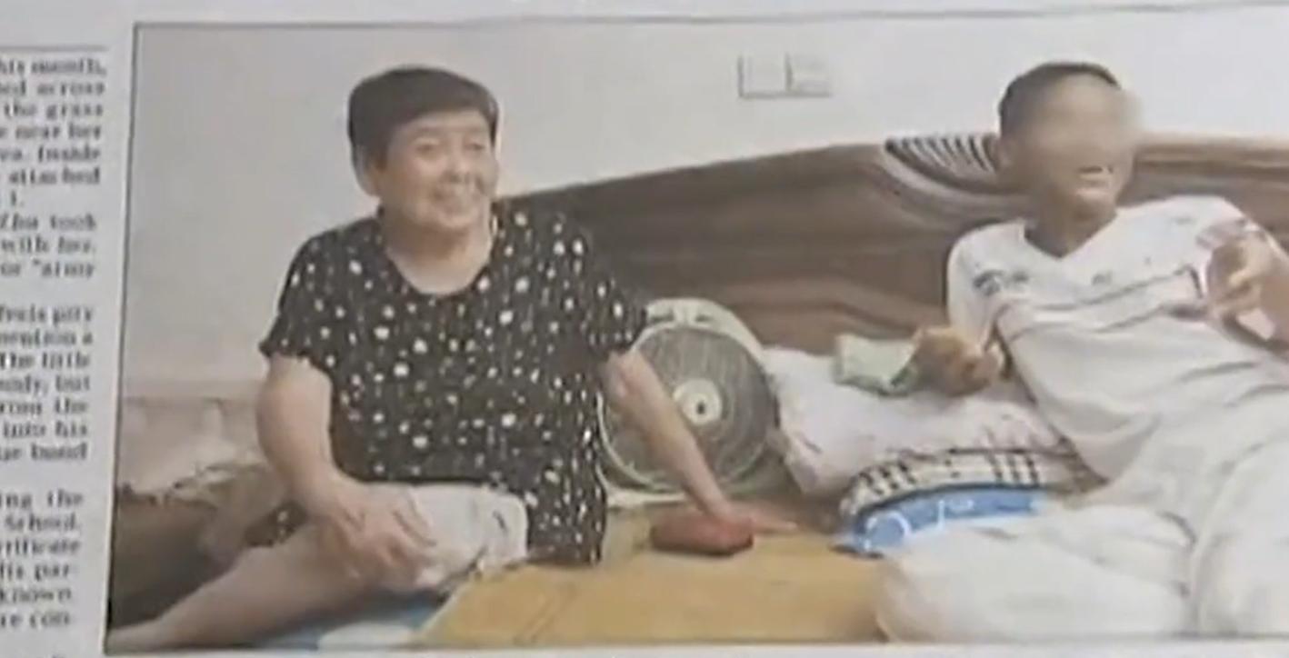 2000年上海阿婆收养黑人弃婴，被子女挥霍250万后，黑人不离不弃