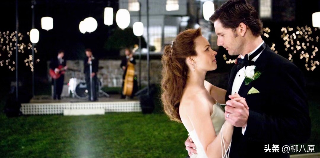 独特的空间连接方式,加上非线性时间线,创造出真实的角色情感