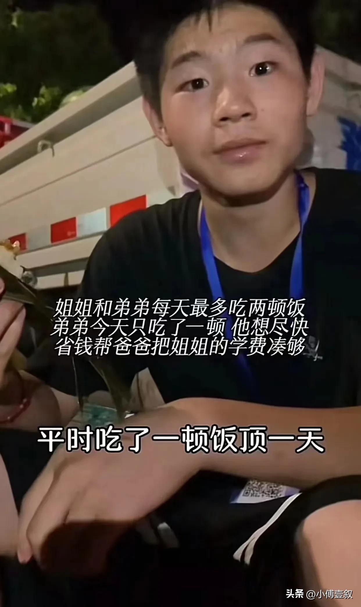 男子带6岁的孩子卖西瓜露宿街头,采访深夜卖西瓜的小男孩