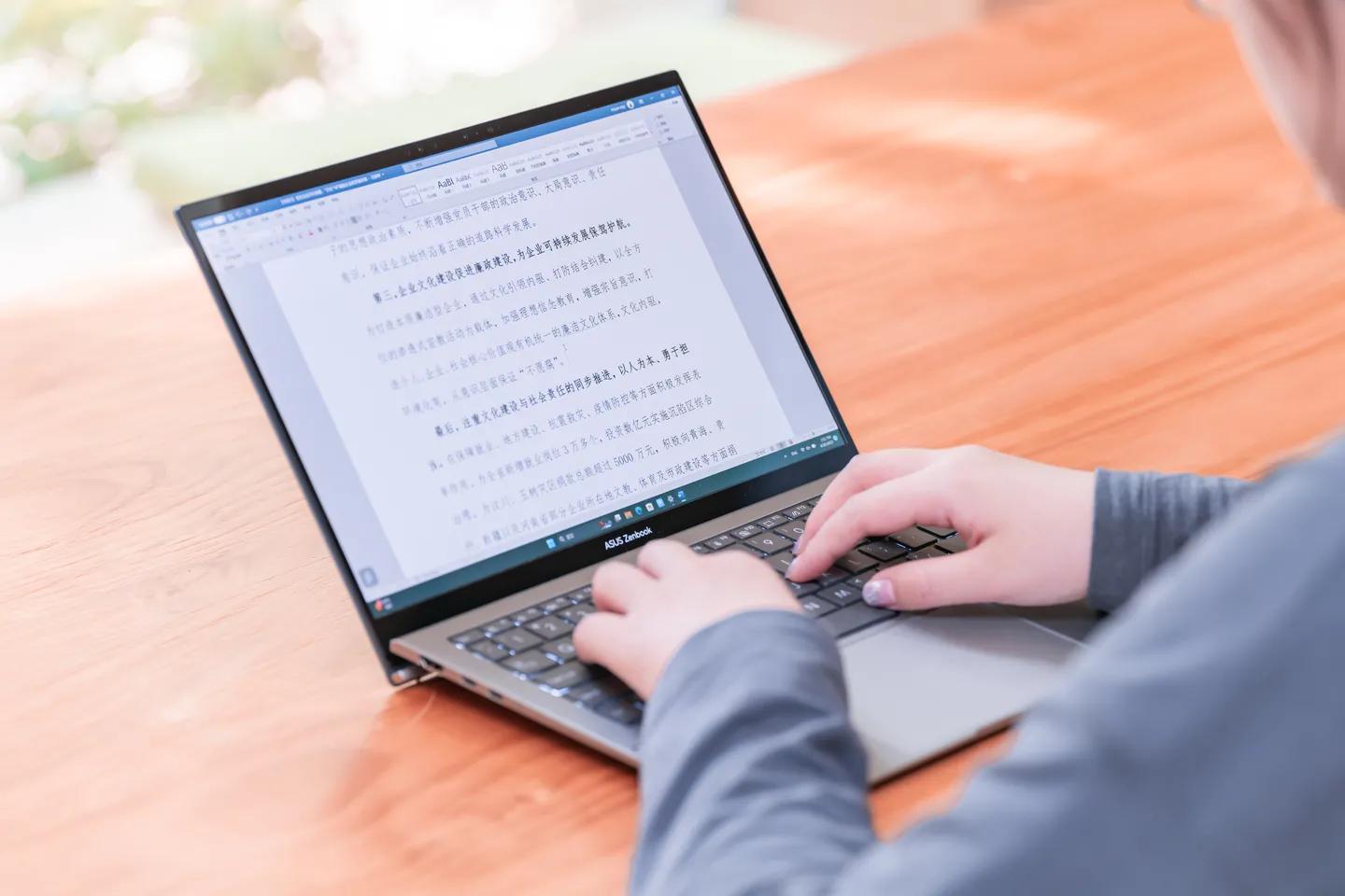 华硕灵耀x132.8koled屏超轻本,华硕灵耀13功能特点