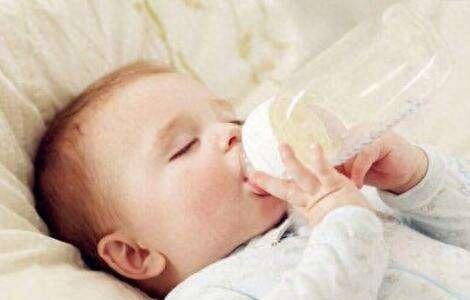 小宝宝吃完奶就是不睡觉，是因为没有吃饱吗？教你一招快速判断