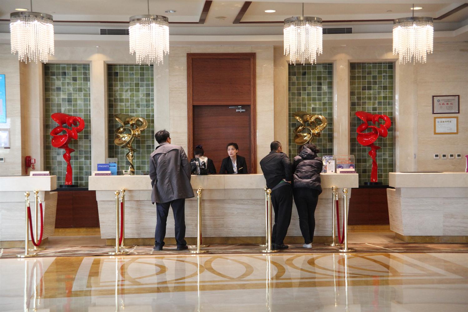 灰色收入揭秘：酒店前台的暗流涌动！