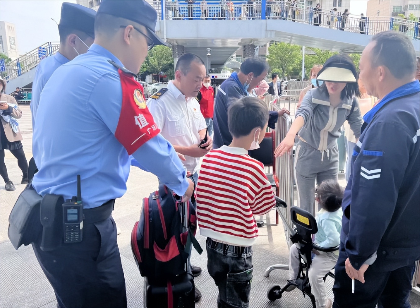 【我在岗位上】安徽合肥：“人从众”中，藏着他们的人间温柔