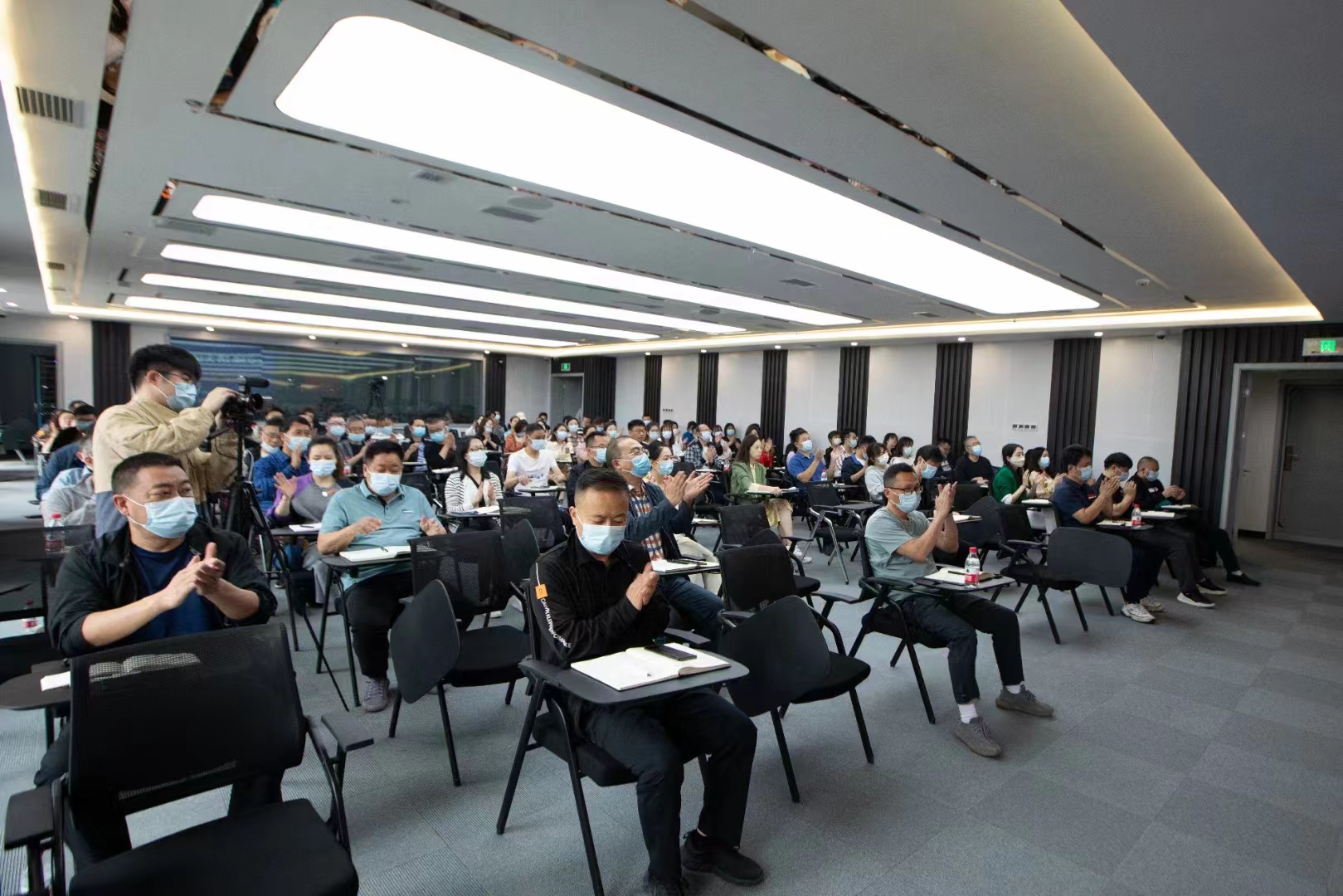 既要抬头看路又要低头干活,既要抬头看路又要低头拉车