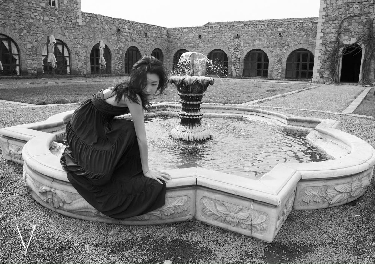 周冬雨巴黎时装周看秀造型,周冬雨vogue活动造型同款模特衣服