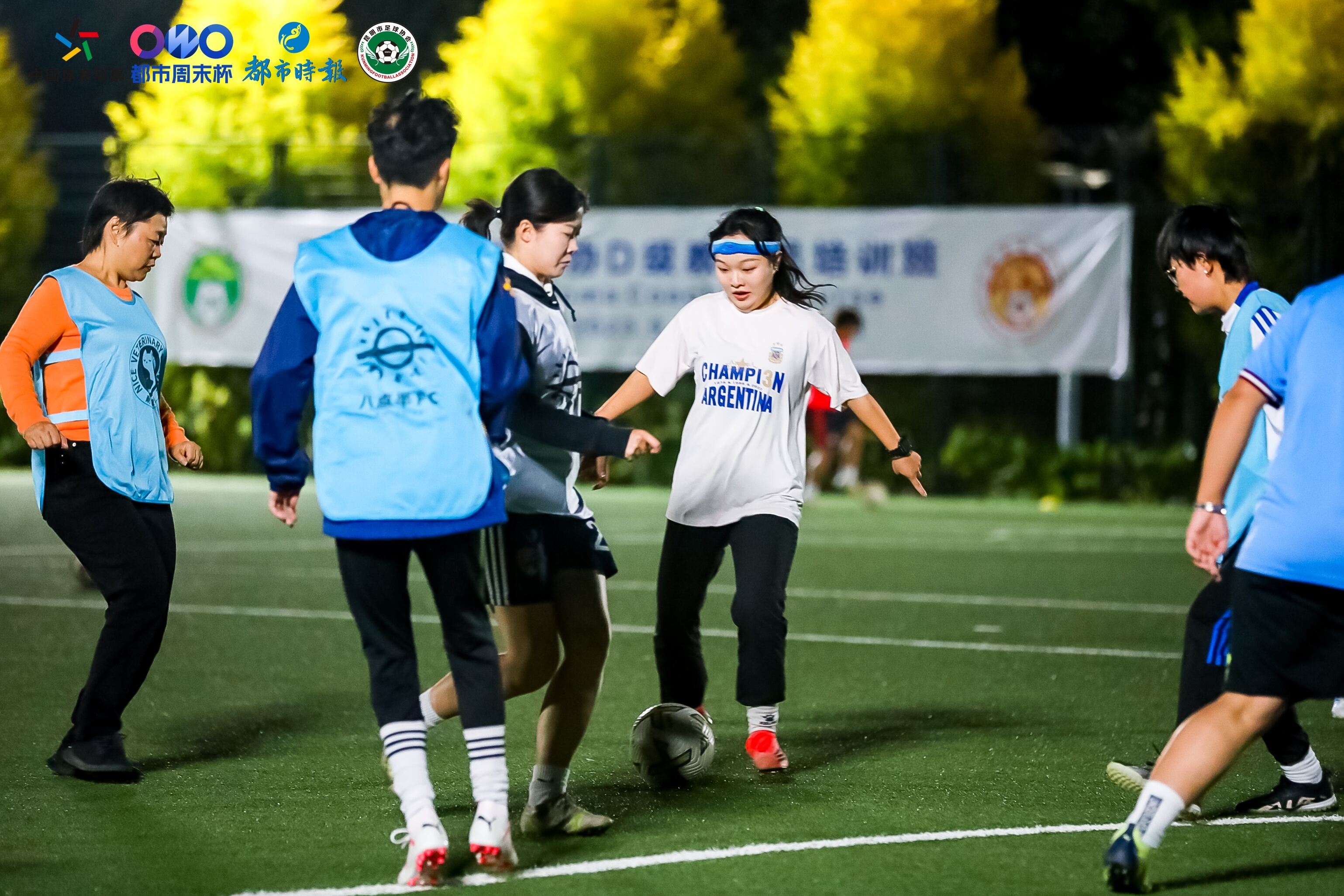 都市周末杯足球嘉年华“女孩足球日”：让热爱足球的女孩...