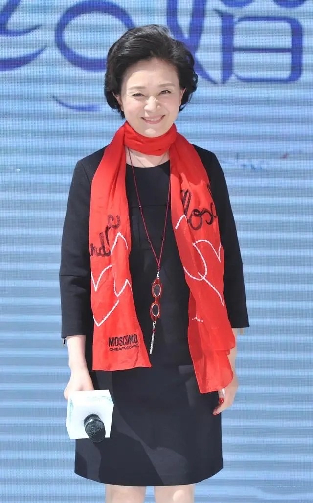 30-35岁减龄发型中长发烫卷,脸大烫卷长发什么发型好看显年轻