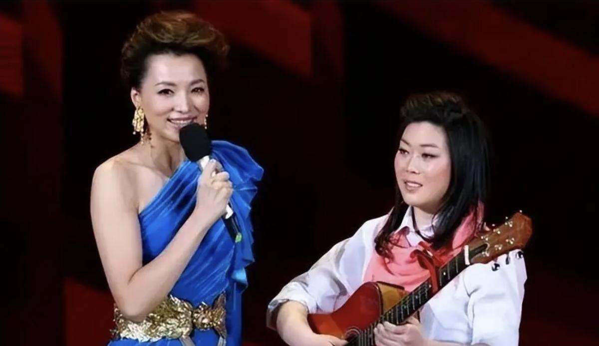 西单女孩“三级跳”：贫民女孩登上纽约时代大屏，她经历了什么