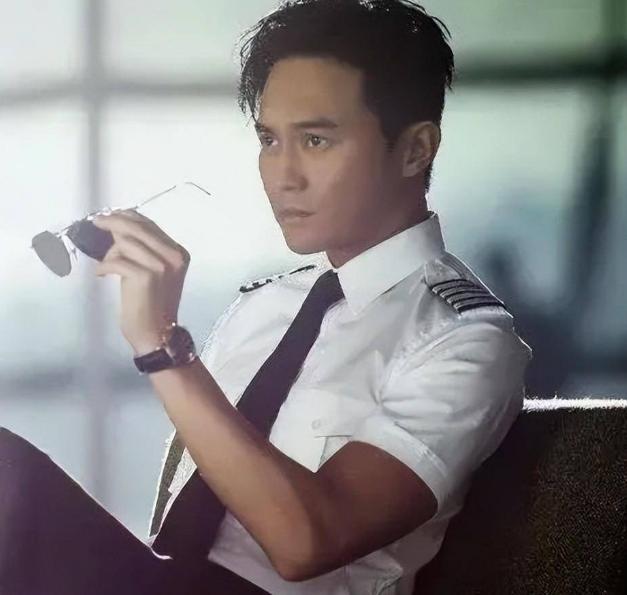 30多年后再看张智霖：如此完美的男人，不温不火或许是最好的选择