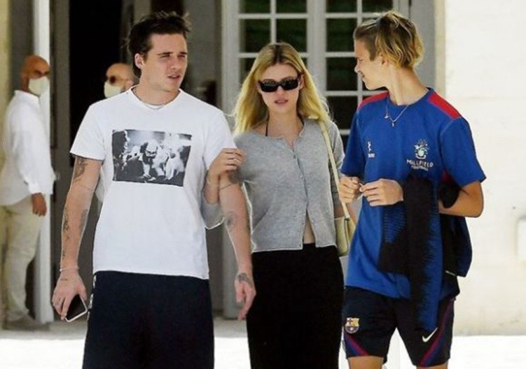 贝克汉姆一家出游被*拍偷**，贝嫂穿吊带裙身材傲人，小贝目不转睛