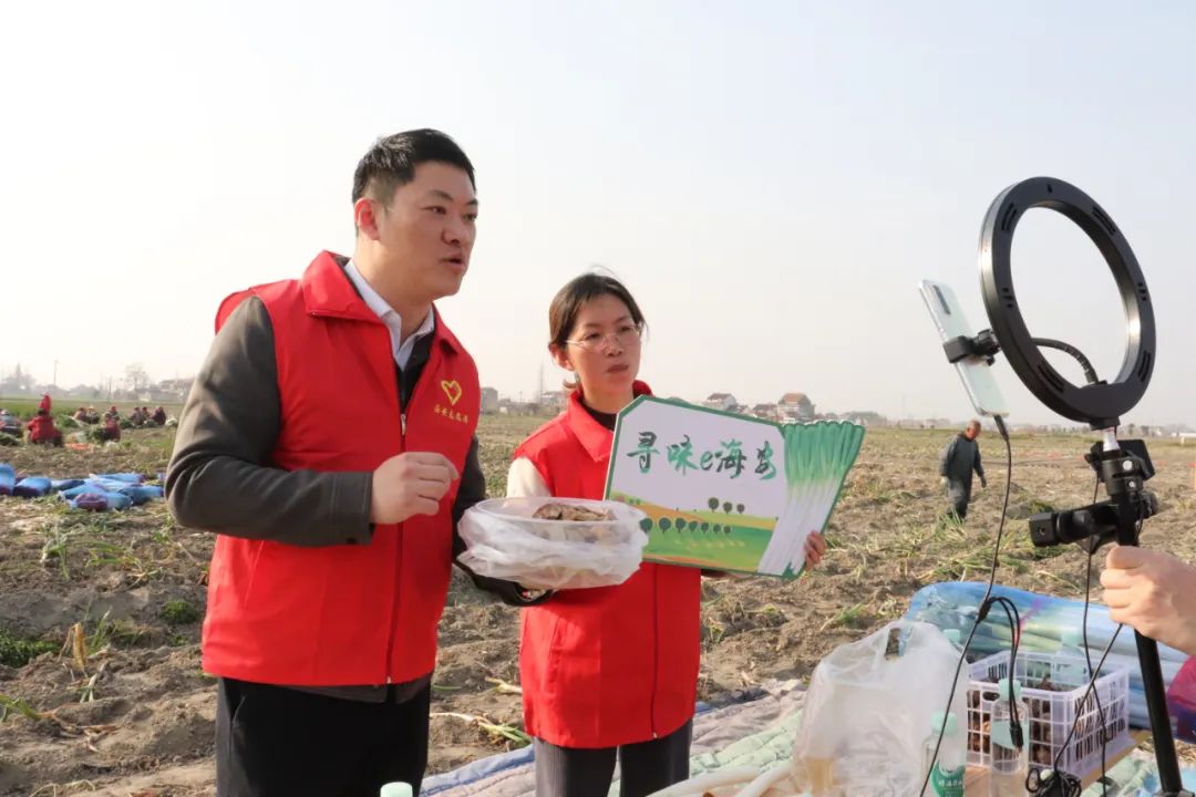 雅周镇杭窑村海润家庭农场的直播间里线上助农直播！