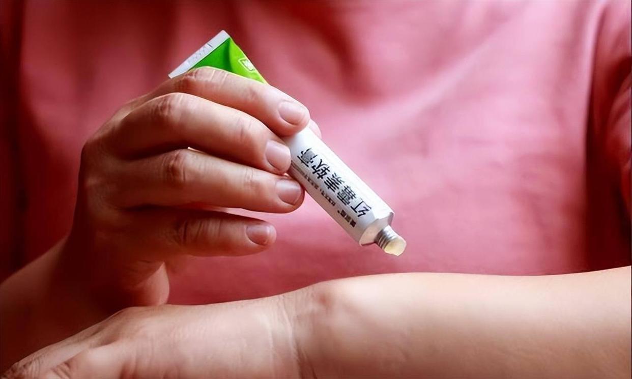 红霉素软膏涂眼睛的副作用,红霉素软膏用在眼部一次有影响吗