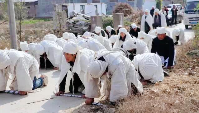 起棺下雨和落棺下雨有什么说法,下葬时下雨浇棺材预兆