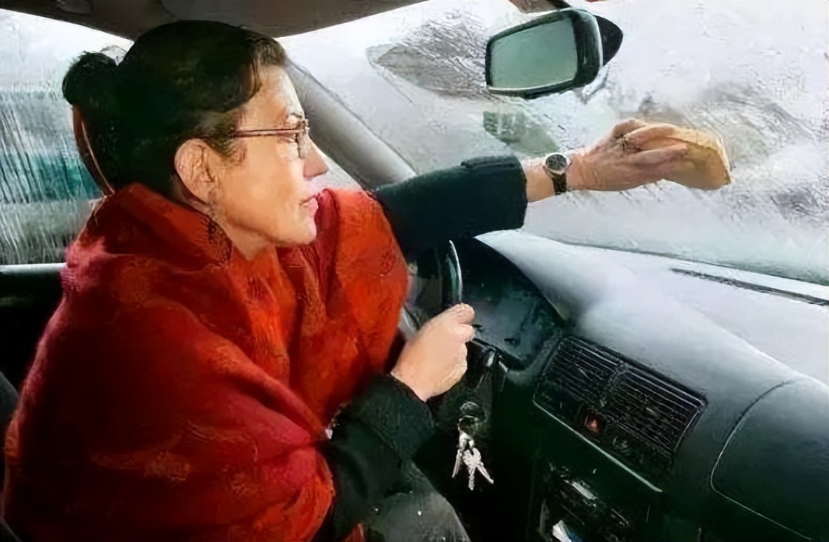 开车十年抓方向盘,车除雾不管用窗有雾怎么办