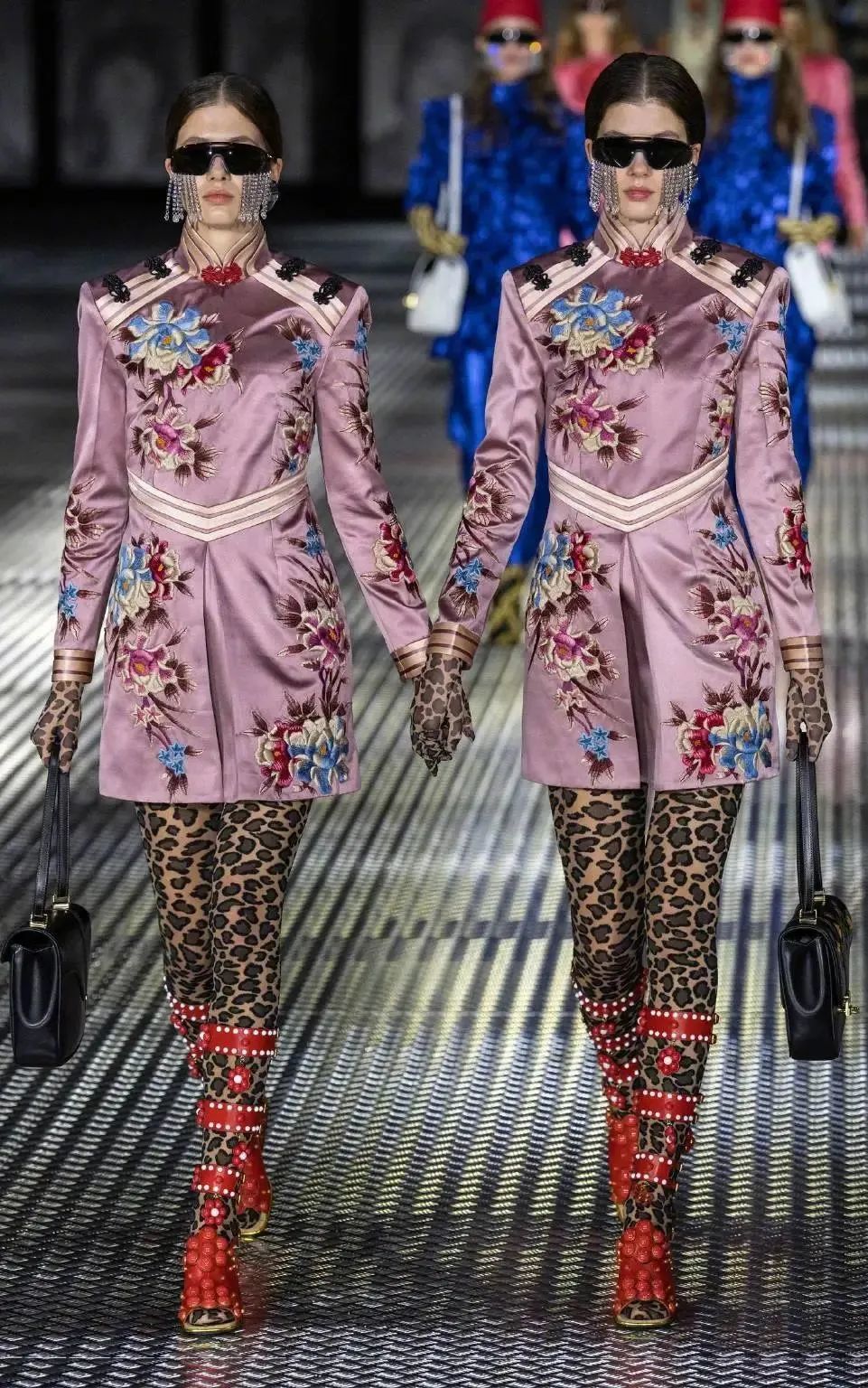 赵露思穿上廉价中国风礼服，俗成了18线网红