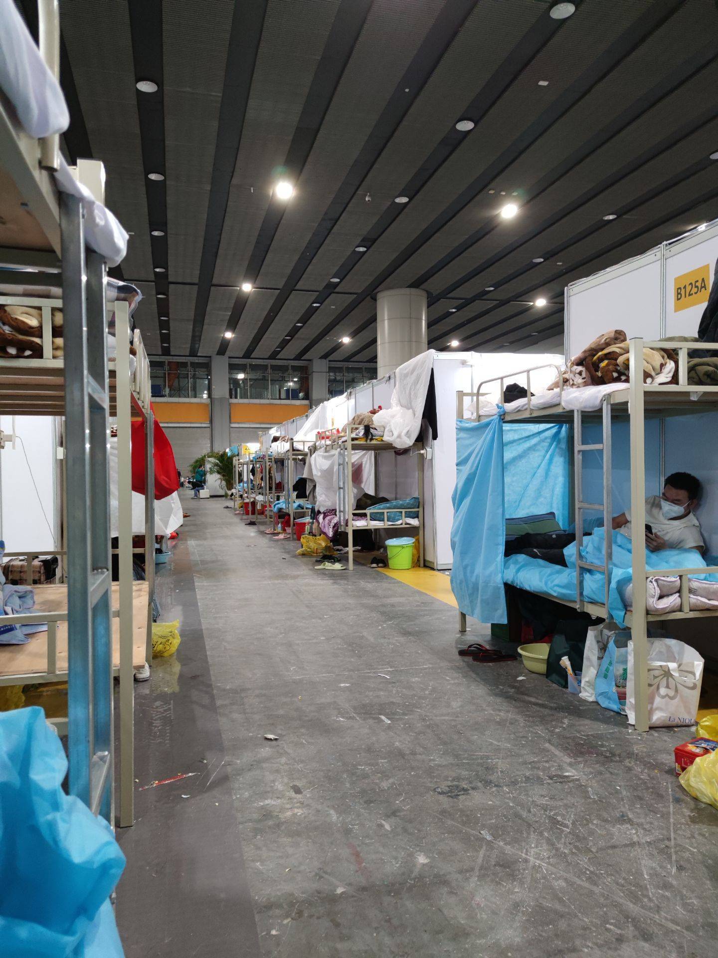 方舱医院病人入住,方舱医院首批入住患者