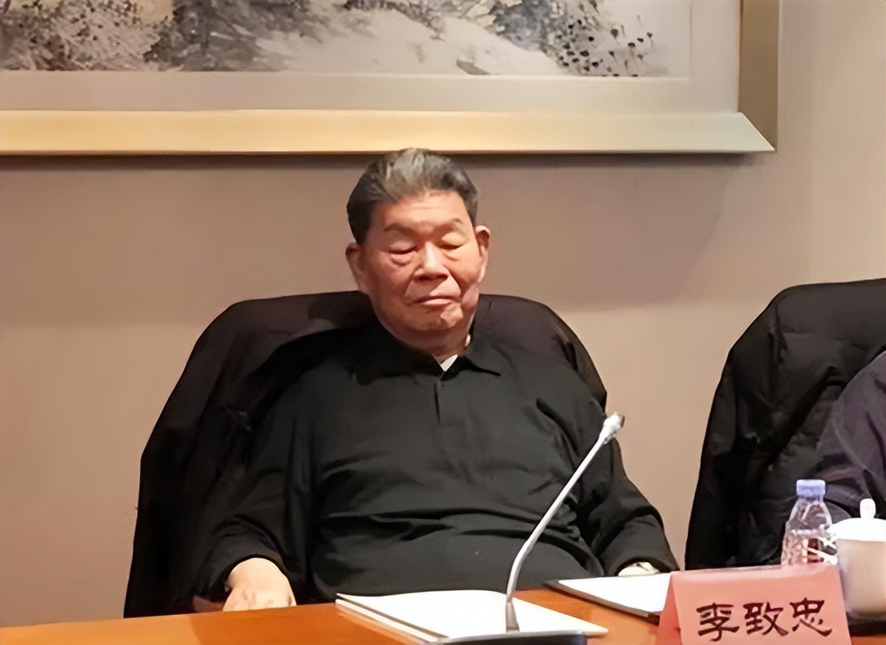 男子地摊卖破书竟卖2600万 (男子地摊卖书最后拍出天价)