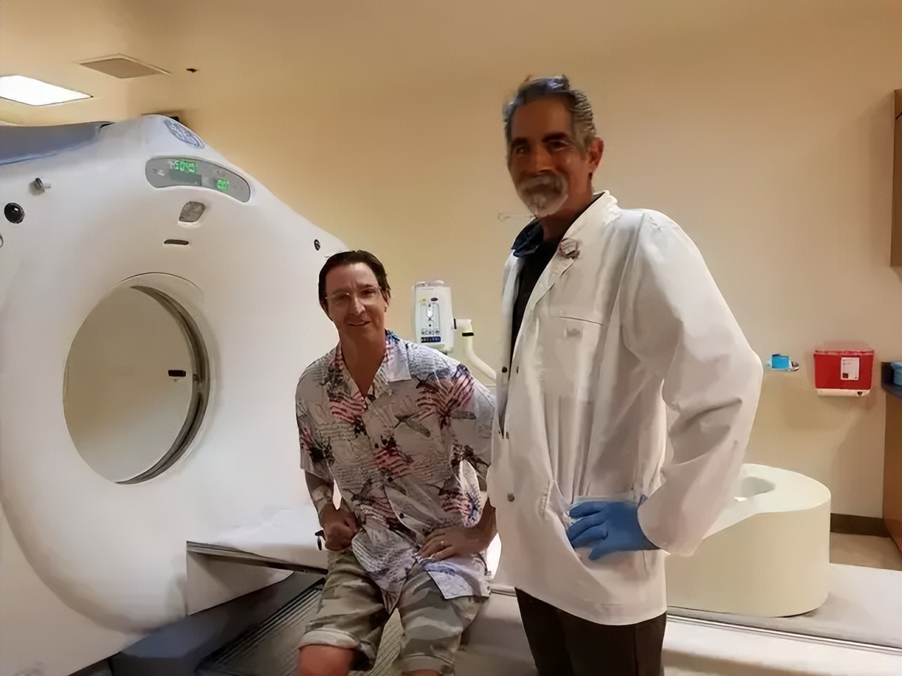 把随手丢弃的购物小票变成孩子们最珍贵的礼物，小镇因他而感动