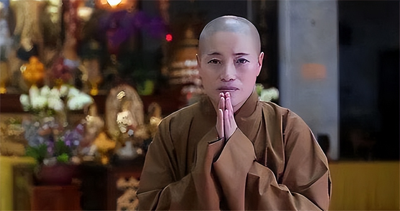 10年前，女住持戴假发穿黑丝跟和尚同居，开豪车住别墅用新款手机