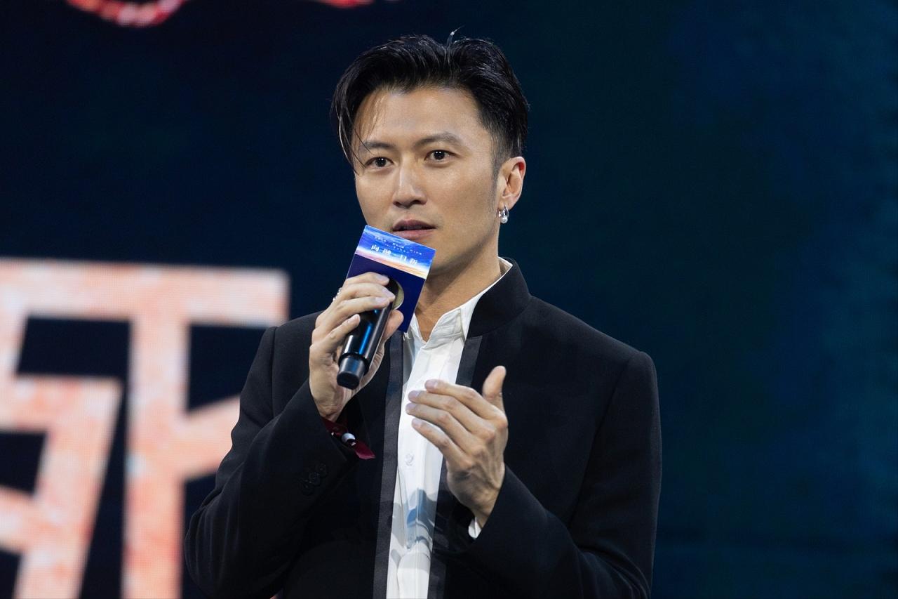 谢霆锋第一次春晚视频,谢霆锋现在在香港受欢迎吗