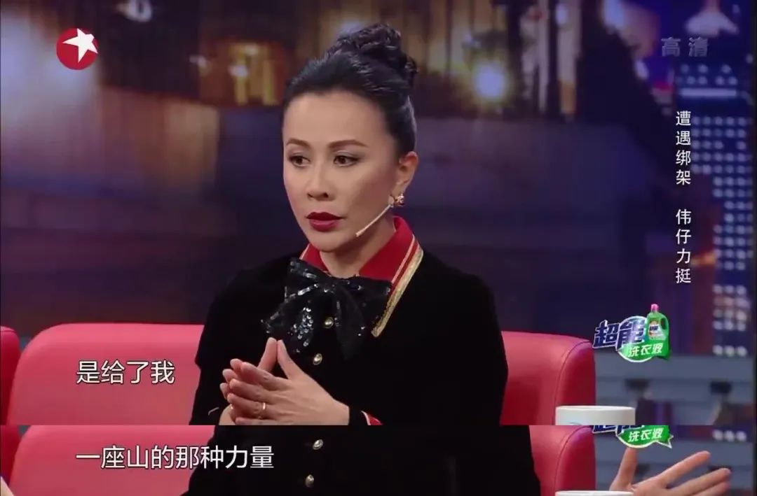 刘嘉玲与梁朝伟恩爱合照穿小香风,刘嘉玲梁朝伟红毯动图