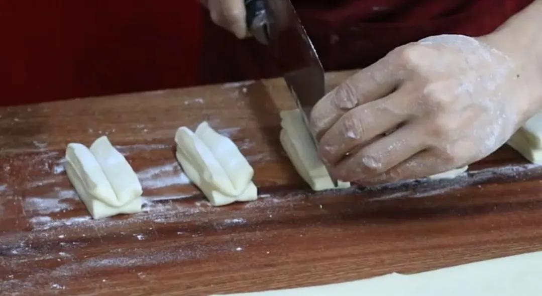 蓬松酥脆小油条做法,蓬松松软的小油条做法与配方