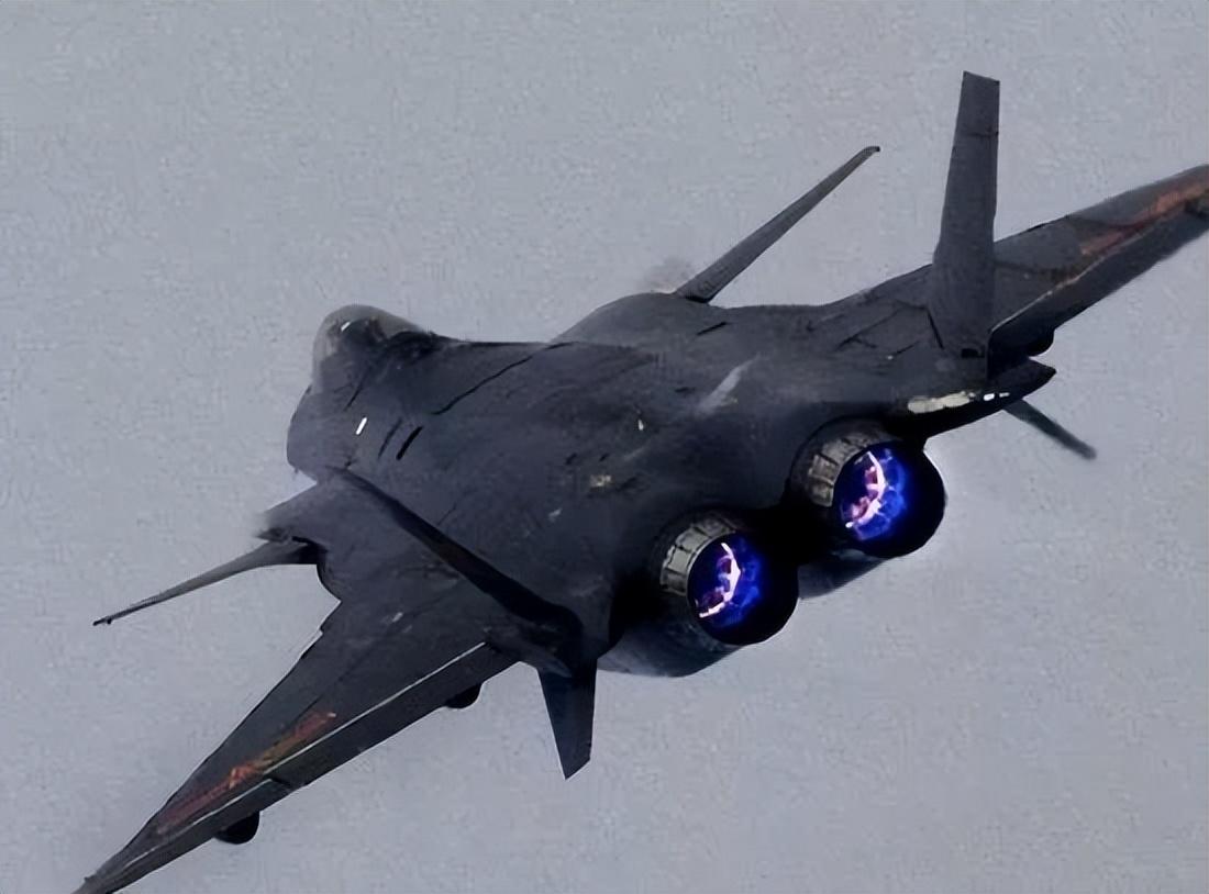 成都惊现不明飞行物原视频,在成都街头偶遇歼20低空飞过