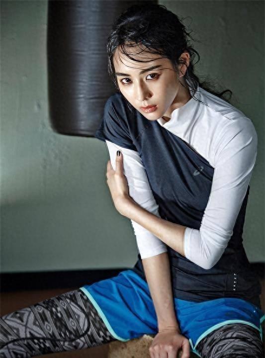 “小丑手”太减分了，这8位女星个个貌美如花，却被手拖后腿