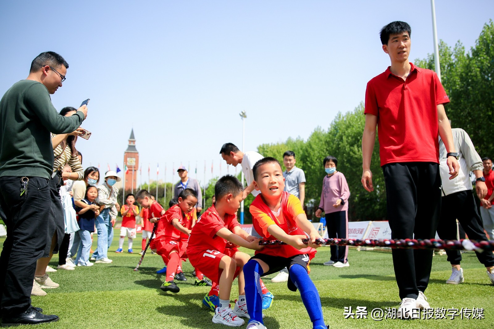 幼儿园孩子足球踢门比赛,幼儿园小朋友踢足球比赛视频