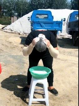 女朋友平胸是什么心理,女朋友是平胸怎么形容