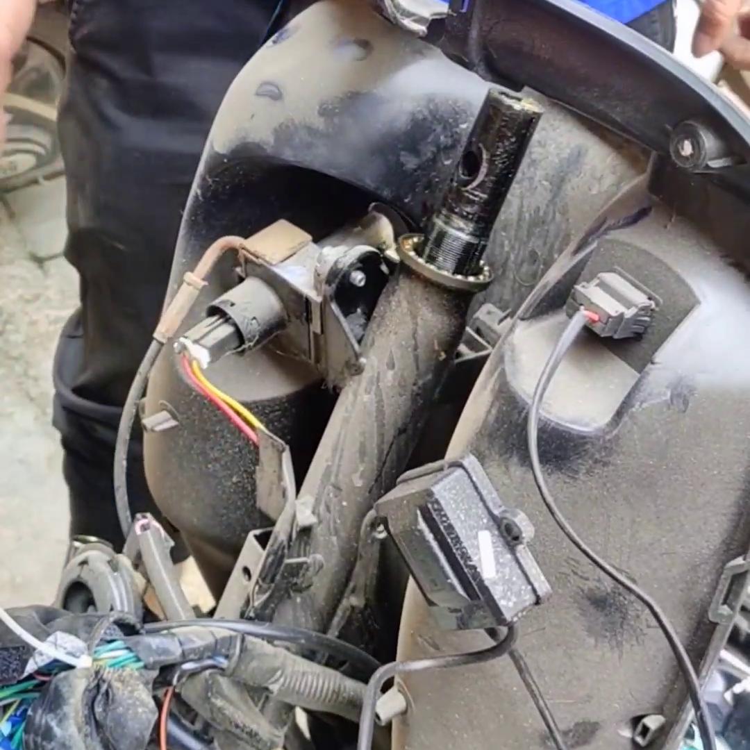 被撞变形爱玛电动车,爱玛电动车刹车有抱死的现象