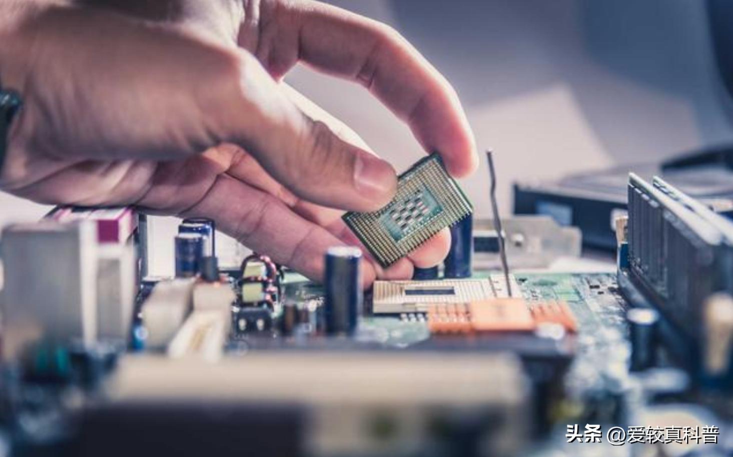 狠砸2800亿，逼迫全球芯片巨头站队！美国“芯片法案”在搞什么鬼