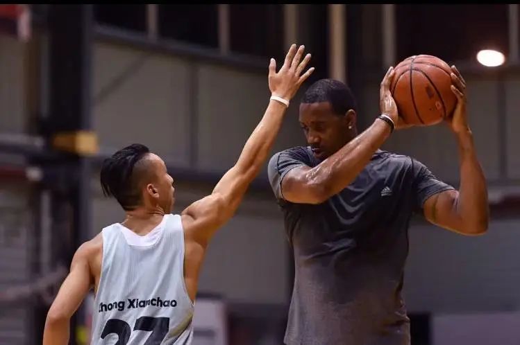 一记隔扣火上热搜！从街头草根到职业选手，“佛山林书豪”的故事太燃了|YOU趣青年荟