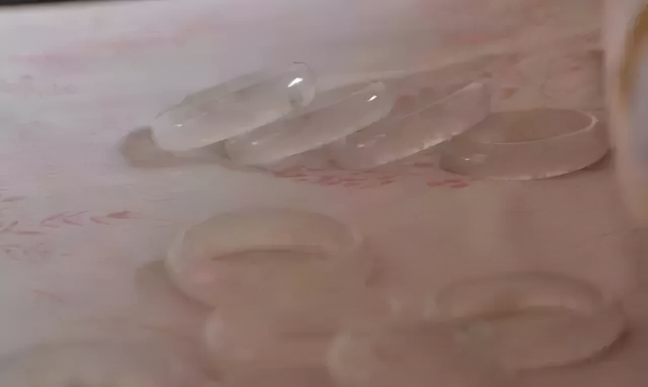 顶级玻璃种翡翠原石切割视频,顶级玻璃种全脱沙翡翠原石