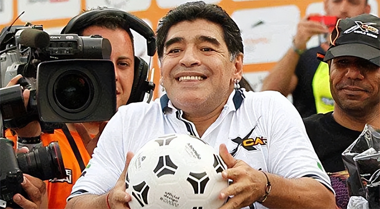 20年马拉多纳60大寿的最后露面:走路踉跄,3天后因头部撞击入院