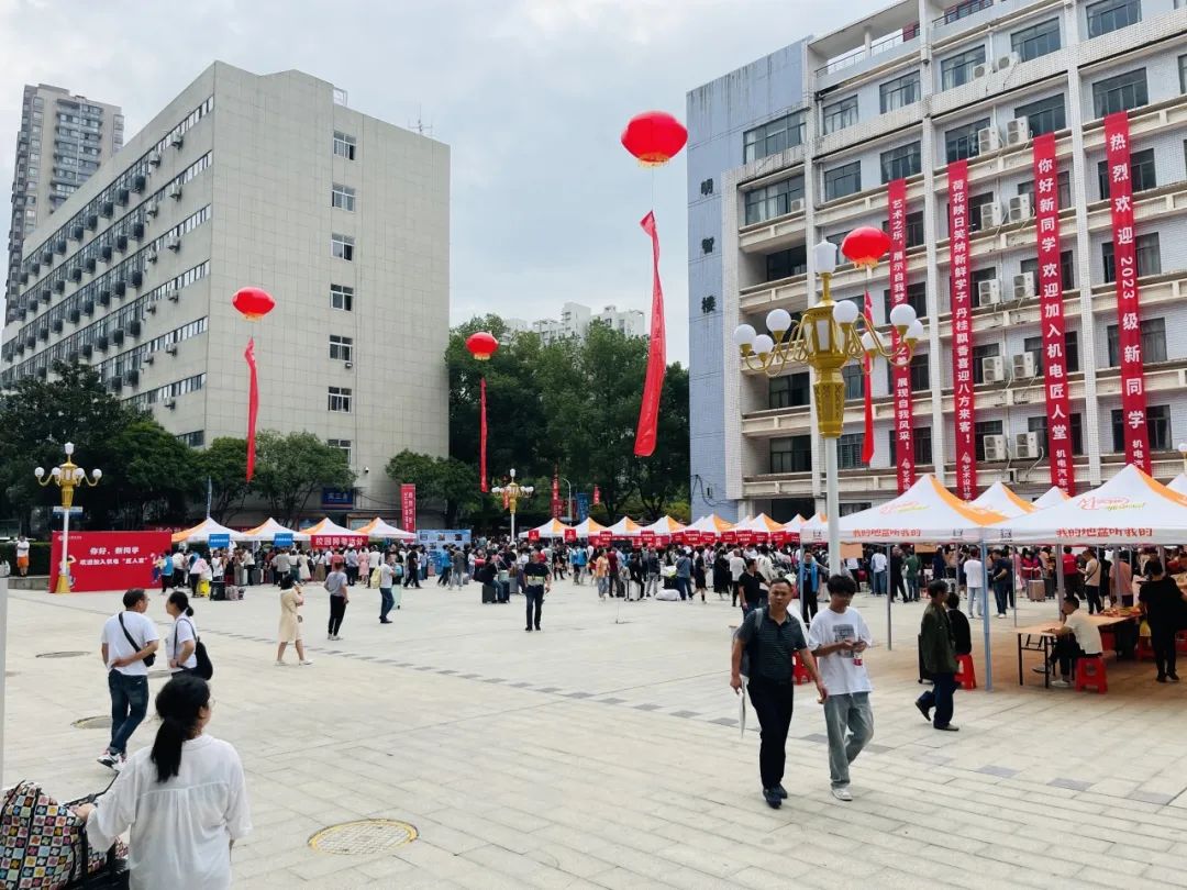 满“新”欢喜！长江职业学院喜迎2023新生！