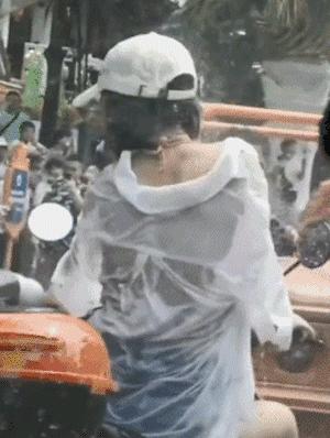 趁着泼水节公然对女生进行骚扰！向女生私密部位喷水还撕扯衣服