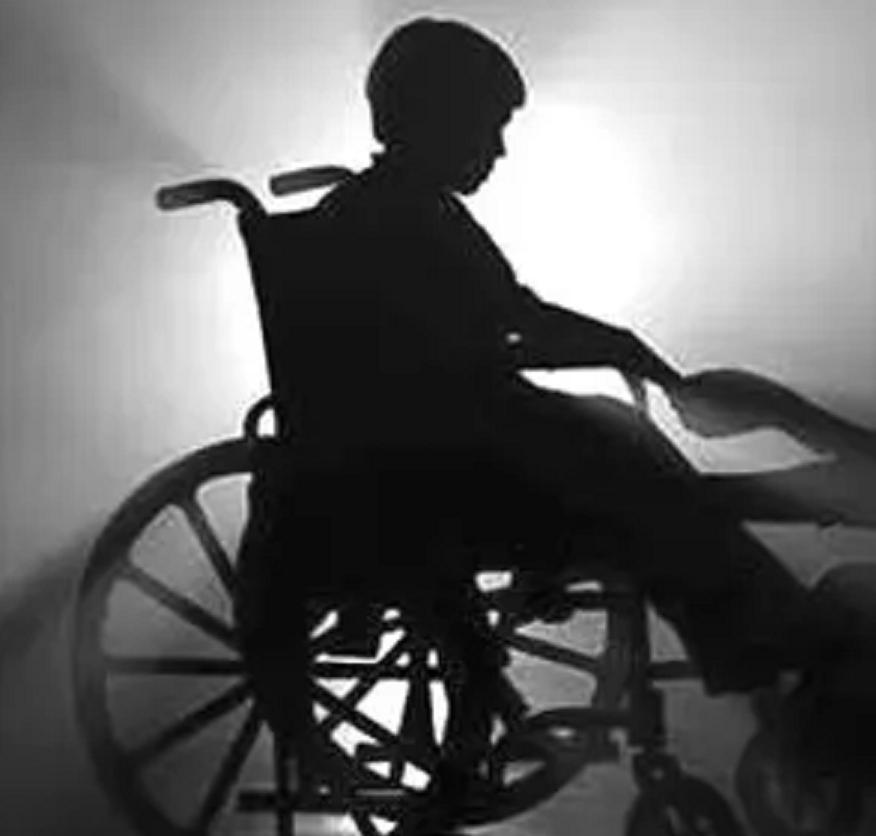 男孩得了怪病头部巨大,男孩得了怪病只有半个头