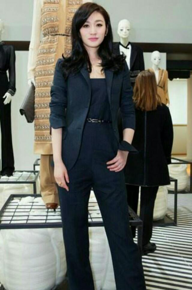 中年女性如何搭出高级感优雅知性,气质女人最佳配饰