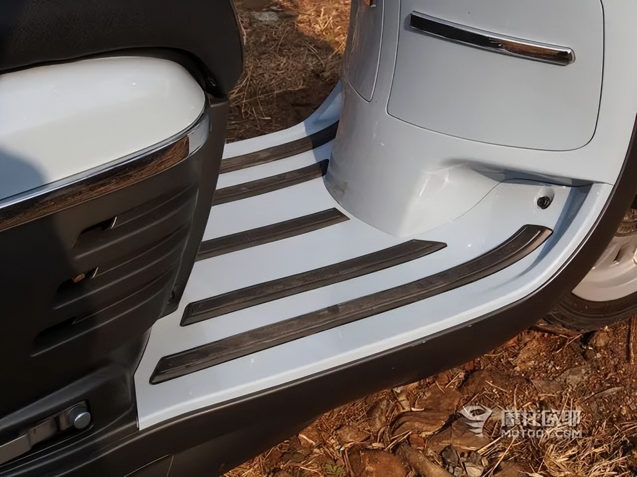 行驶的社交货币，摩圈老司机搭档女萌新试驾标致DJANGOTT