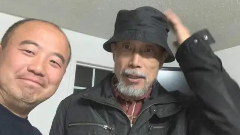 66岁的孙海英，为了21美金，熟练的在垃圾桶捡瓶子