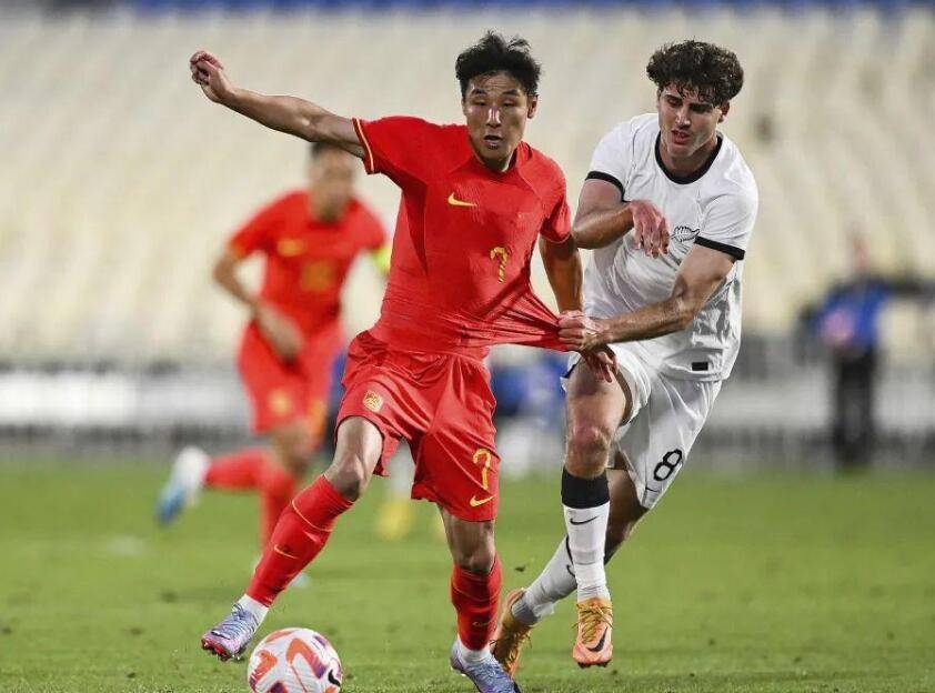 中国男足1-2不敌新西兰精彩配合,一场0-0让中国男足没有退路