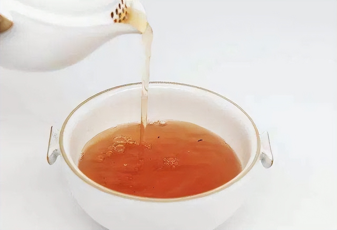 排尿很黄、异味大？提醒：多半与这4件事有关，一定要留意