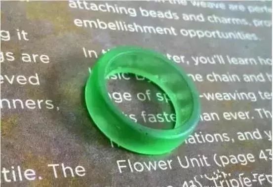 啤酒瓶做帝王绿翡翠,高人拿啤酒瓶做翡翠